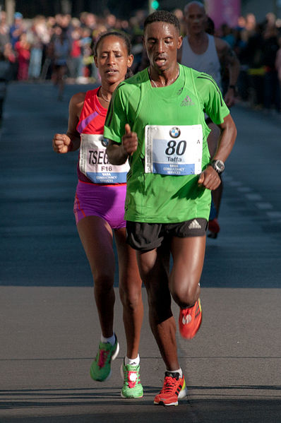 File:Berlin marathon 2012 am kleistpark between kilometers 21 and 22 30.09.2012 10-15-042.jpg