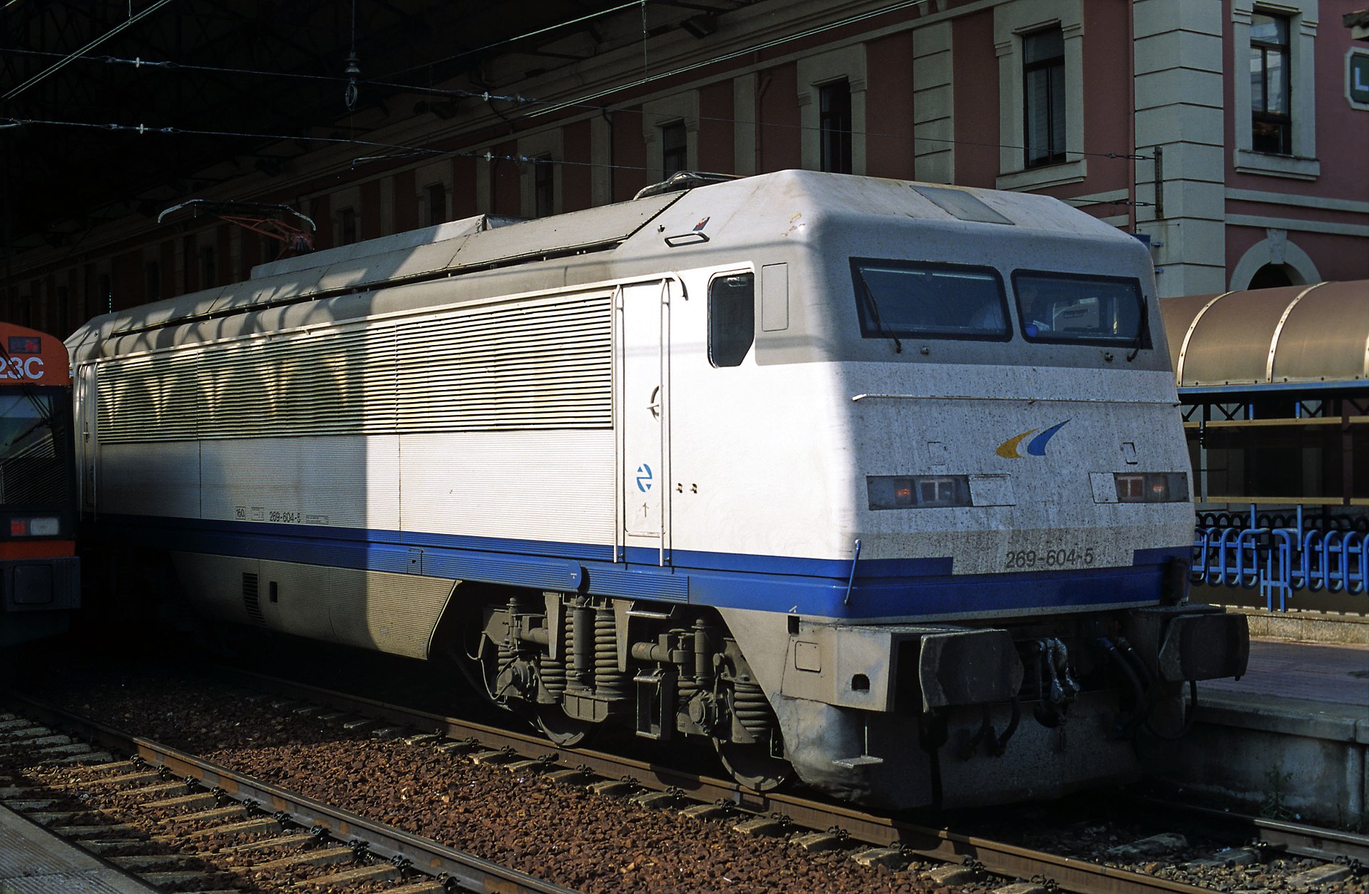 Locomotora única reformada de la subserie 600, apodada "Gato montés" con el Talgo pendular. Foto de Falk2 realizada en 2004.