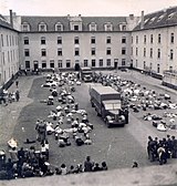 Kaserngården sommaren 1942, med resultatet av nattens insamlingsräder.