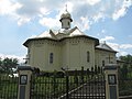 Biserica "Sf. Nicolae" văzută dinspre intrarea în cimitir