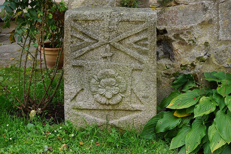 File:Blatná - zámek, pamětní kámen v jihozápadní části nádvoří.jpg