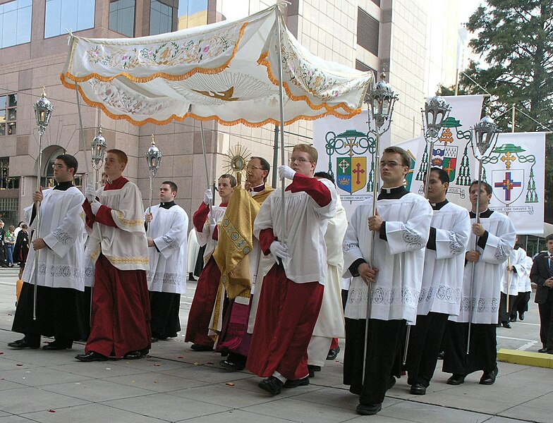 File:Blessed Sacrament procession, First Annual Southeastern Eucharistic Congress, Charlotte, North Carolina - 20050924-01.jpg