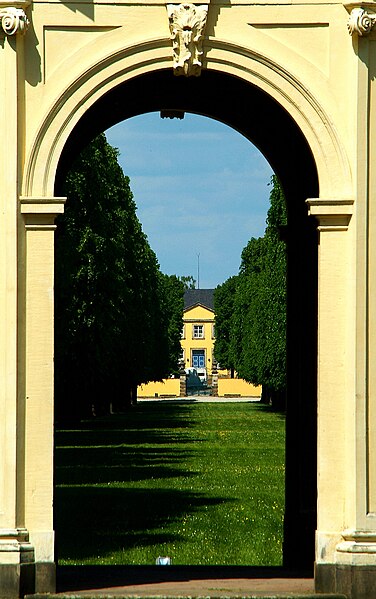 File:Blick durch den westlichen Rundpavillon auf das Hardenbergsche Haus in Hannover-Herrenhausen.jpg