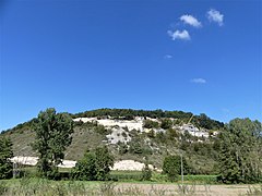 Carrière sur le coteau au sud de Cavialle.