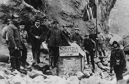 Photo de l'expédition norvégienne qui annexe l'île en 1927.