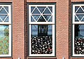 Breda-18-Fenster mit Flaschen-2010-gje.jpg
