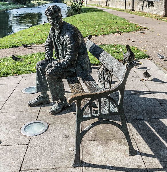 File:Brendan Behan statue 2015.jpg