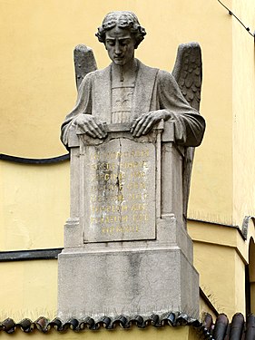Anděl s deskou připomínající rok výstavby kostela – 1913