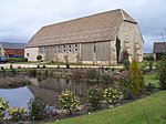 Tithe Barn, Brockworth Court'un yaklaşık 8 m kuzeydoğusundadır