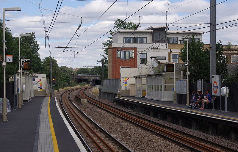 File:Brondesbury railway station MMB 02.jpg