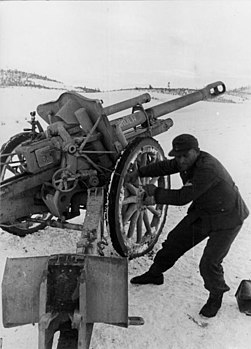 Расчёт орудия 10,5 cm leFH 18M в Югославии (декабрь 1943 года)