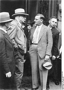 Konstituierende Sitzung des preußischen Landtags (Otto Braun und Adolf Grimme am 24. Mai 1932 vor dem Landtagsgebäude)