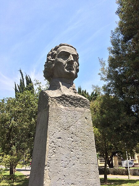 File:Busto de Pedro Vicente Maldonado (detalle), parque La Alameda.jpg