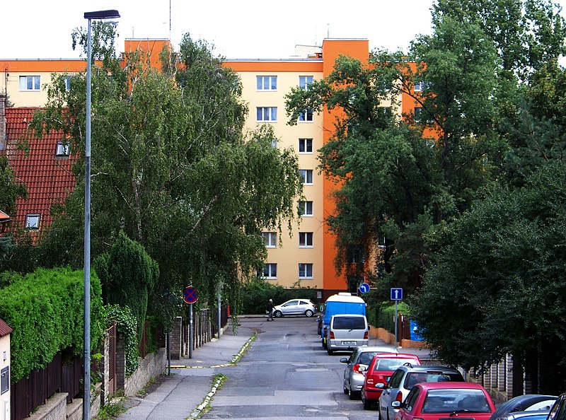 File:Bydžovského, směr Káranská.jpg