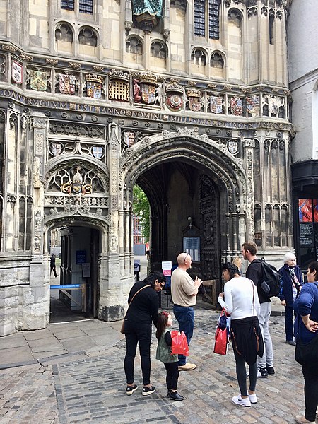 File:Canterbury Cathedral (34702925922).jpg