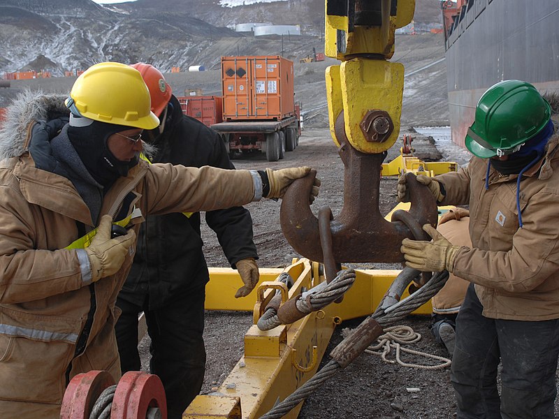 File:Cargo loading, Operation Deep Freeze 2007 070208-N-4868G-323.JPEG