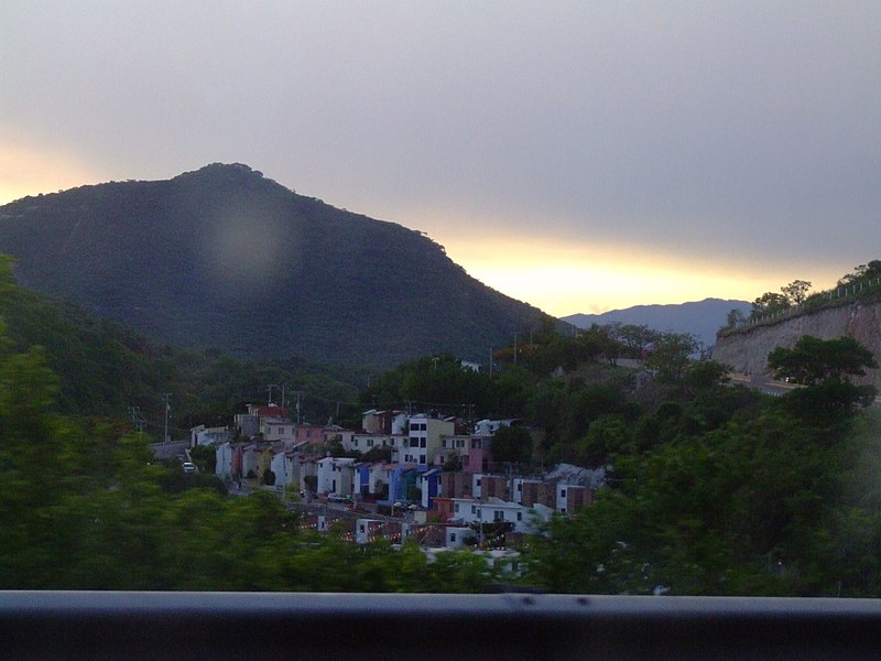 File:Casas en las curvas de xochi - panoramio.jpg