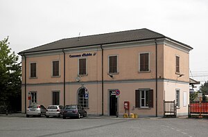 Cassano d’Adda stazione ferroviaria lato strada.jpg