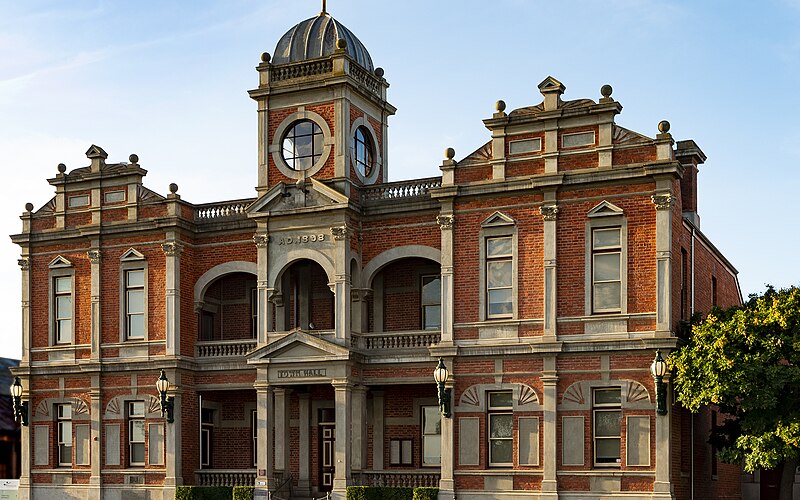 File:Castlemaine Town Hall 2023 (cropped).jpg