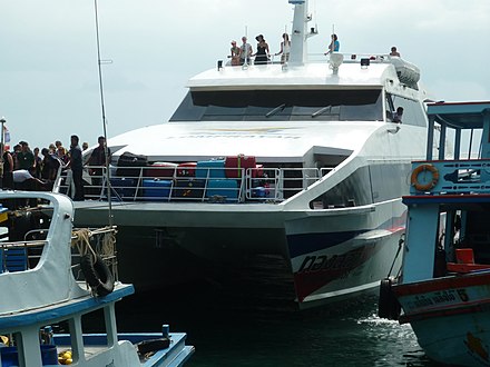 A Lomprayah catamaran