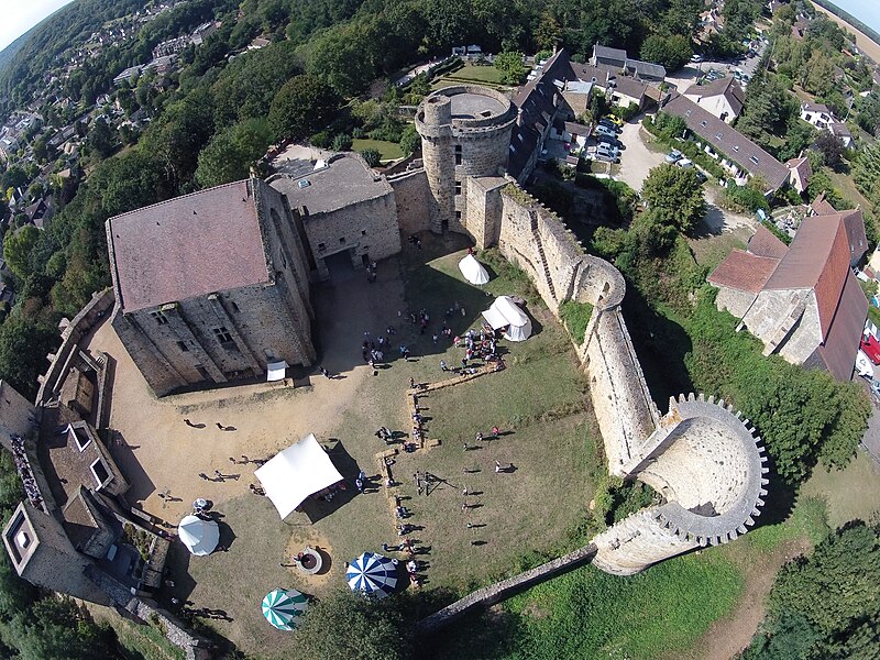 File:Château de la Madeleine, Chevreuses, Photo aérienne 12.jpg