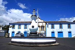 O chafariz sito no Largo da Igreja das Cinco Ribeiras (Largo Padre Belarmino José da Silva)