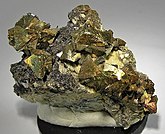 Calcopirita, que es sulfuro de cobre y hierro (CuFeS2), es el mineral de cobre más abundante