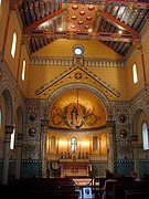 Vue du chœur d'une chapelle ; murs décorés d'azulejos et charpente à caissons peinte.