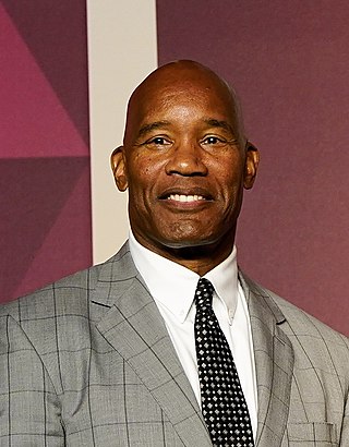 <span class="mw-page-title-main">Charles Mann (American football)</span> American football player (born 1961)