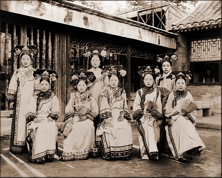 File:China, Manchu Ladies Of The Palace Being Warned To Stop Smoking (c1910-1925) Frank & Frances Carpenter (RESTORED) (4073803008).jpg