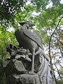 एक बाग़ में अमरपक्षी (फ़ीनिक्स) की मूर्ती