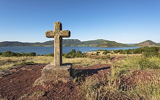 Croix de chemin à côté du lac du Salagou (Occitanie). (définition réelle 7 228 × 4 529)