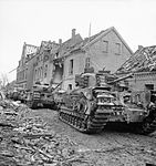 Churchill-tank in het zwaar verwoeste Kleef, 12 februari 1945