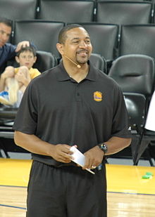 El entrenador Mark Jackson en la práctica abierta de los Warriors el 13 de octubre de 2012.jpg