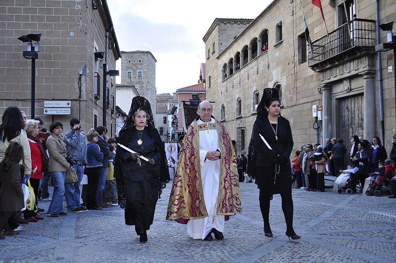 File:Cofradia de la Soledad y Santo Sepulcro (Plasencia)-24.jpg