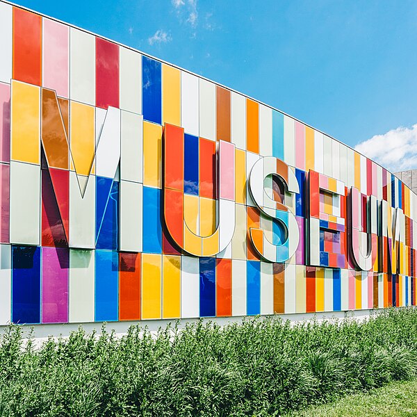 File:Colorful "museum” sign (Unsplash).jpg