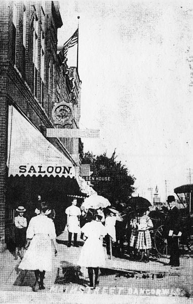 File:Commercial street - Circa 1910.jpg