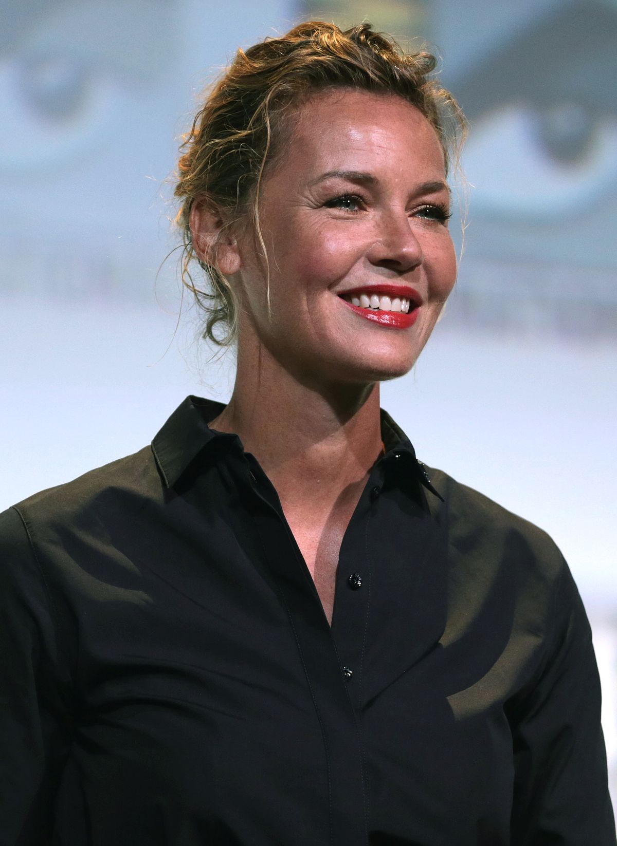 https://upload.wikimedia.org/wikipedia/commons/thumb/2/2c/Connie_Nielsen_by_Gage_Skidmore.jpg/1200px-Connie_Nielsen_by_Gage_Skidmore.jpg
