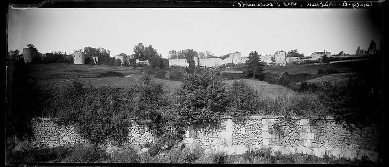 File:Coucy le Château. Vue d'ensemble - Fonds Berthelé - 49Fi1158.jpg