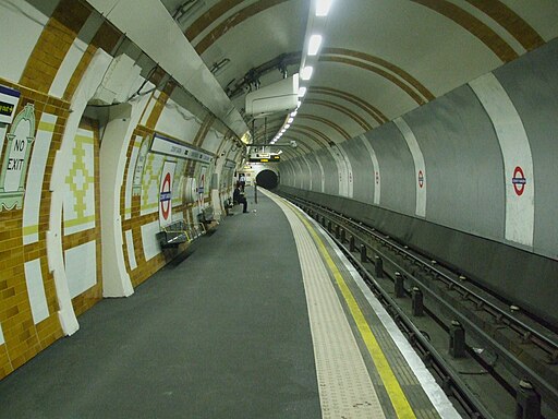 Covent Garden stn eastbound look west