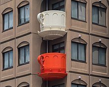 Balkone in Form einer Tasse Kaffee in leuchtenden cremefarbenen und roten Farben.