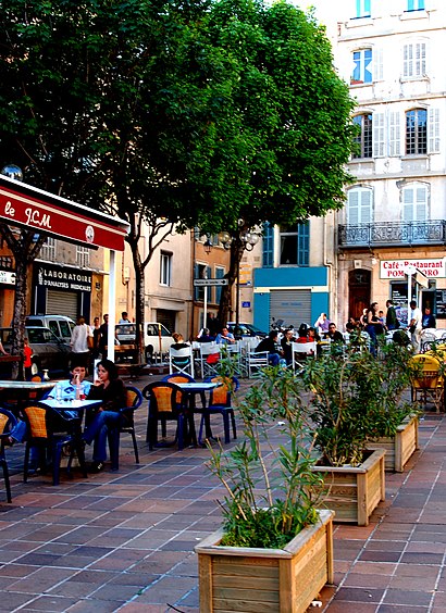 Comment aller à Place De Lenche en transport en commun - A propos de cet endroit