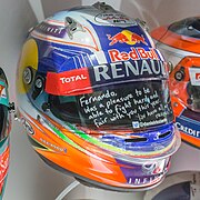 le Casque 2014 de Daniel Ricciardo avec un message écrit sur la visière par l'Australien : “Fernando, ce fut un plaisir de pouvoir se battre durement et loyalement avec toi cette année. Tu as tout mon respect”.
