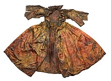 Another view of the silk dress De Jurk uit het Palmhoutwrak - Museum Kaap Skil - Texel.jpg