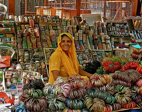 Donna vende braccialetti a Puri, Orissa, India