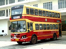 Un autobus urbano a due piani in servizio in India