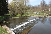 Čeština: Doudlebský jez přes Malši focený od Straňan (části Doudleb) u Českých Budějovic. English: Weir over the Malše river in Straňany (part of Doudleby), České Budějovice district, Czechia.