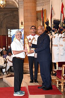 President of India Ram Nath Kovind presents Padma Shri to Ravi Kannan R. for Medicine Dr. Ravi Kannan Padma Shri 2020.jpg