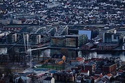 Drammen bibliotek sett fra Hamborgstrømskogen mars 2020.jpg