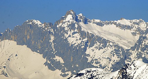 Schüsselkarspitze und Leutascher Dreitorspitze mit hier schneebedecktem, im März bereits sonnigen Leutascher Platt